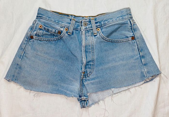short Levi's Vintage, canon ! c'est un jeans qui a été coupé taille 26us (taille 34) - photo numéro 2