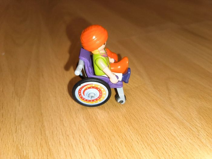 Petite fille avec sa chaise roulante Playmobil - photo numéro 2