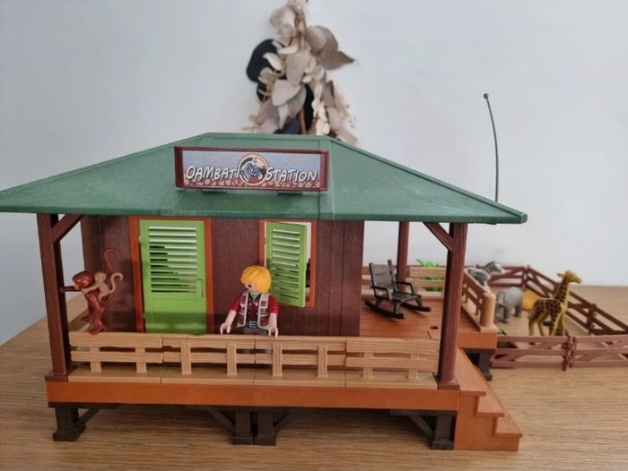 Centre de soins 
Playmobil 
De nombreux accessoires et animaux 
Excellent état