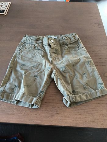 Short kaki plage palmier planche surf