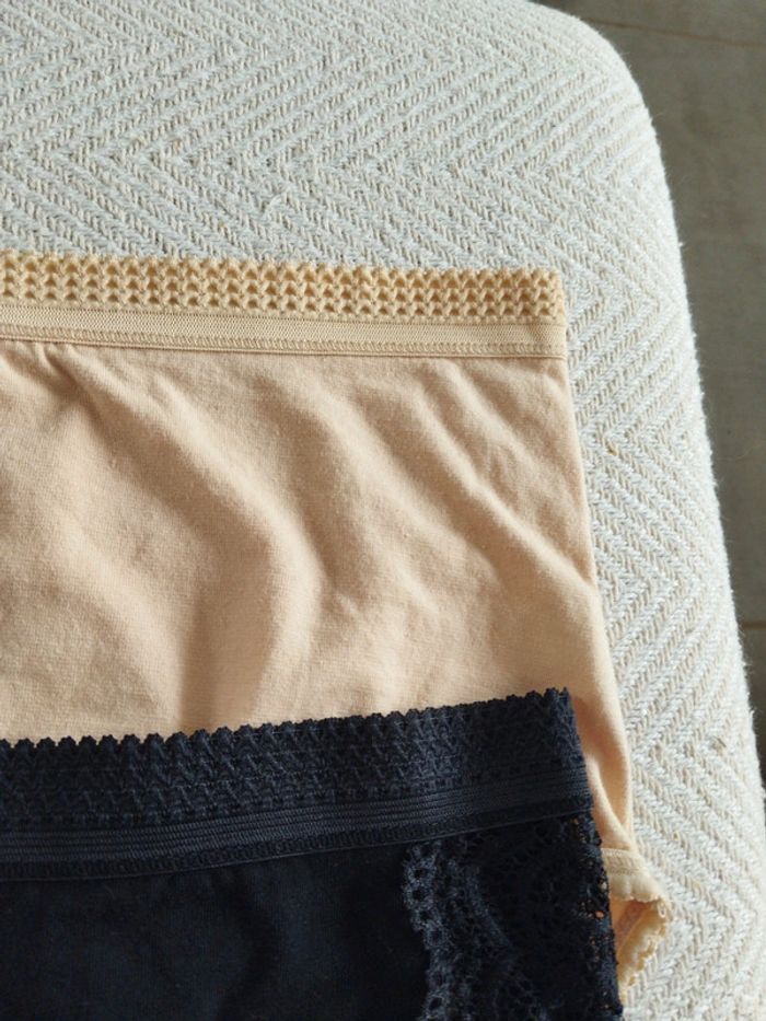 Lot de 2 culottes noir et beige taille 48/50 femme0 - photo numéro 6