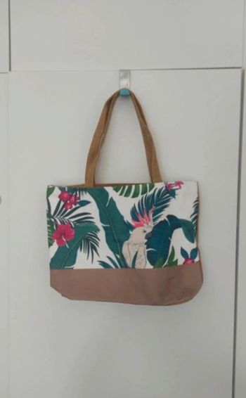 Sac neuf avec anses.