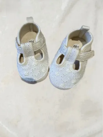 🌷Magnifique paire de chaussures en dentelle bébé🌷