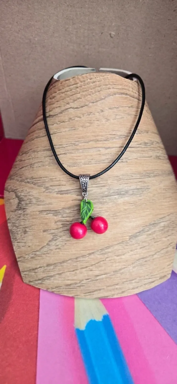 Collier cerise fimo neuf