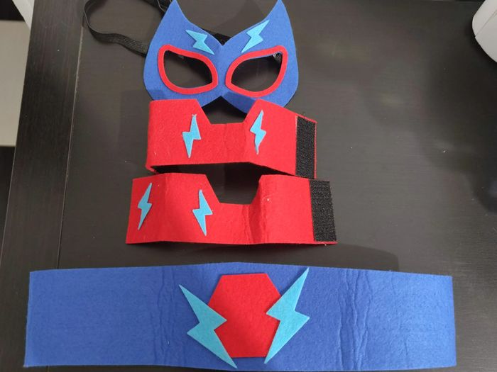 Déguisement en feutrine masque ceinture brassards Flash