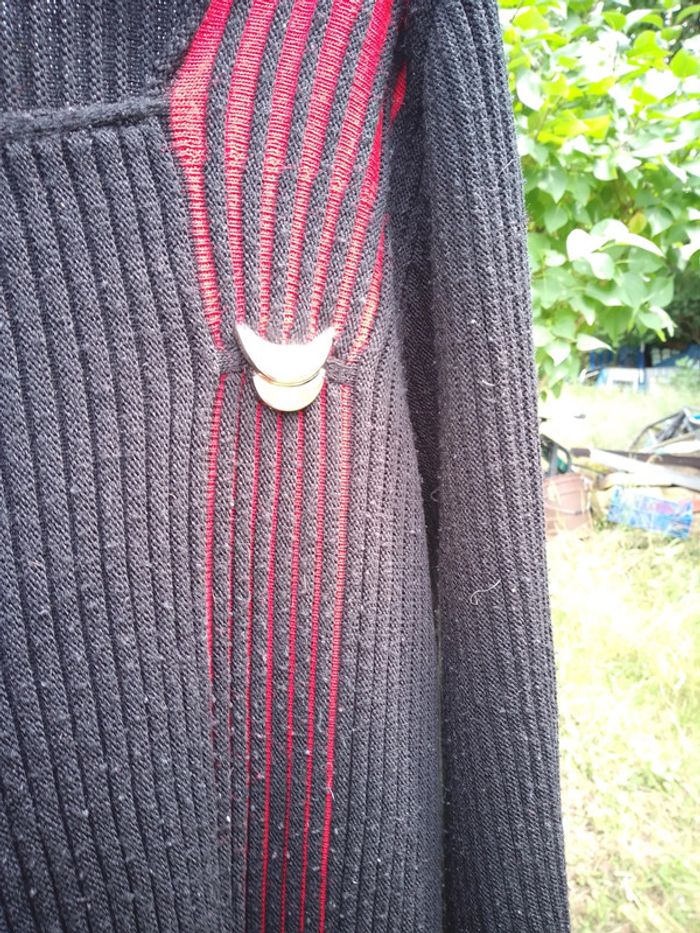 Pull rouge et noir façon espagnol - photo numéro 3