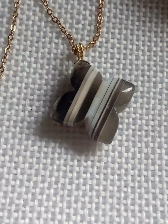 Collier fleur en pierre d'agate taillée en fleur