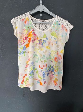 Top teeshirt coloré avec dentelle