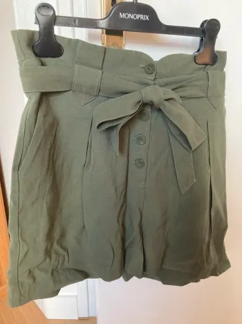 Short taille haute kaki Naf Naf taille 42