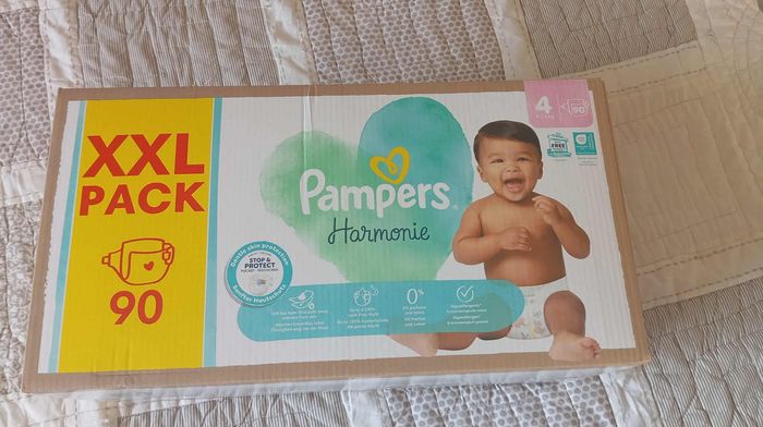 1 carton XXL  packs ( 90 couches ) Pampers Premium Protection    taille 4 neuf jamais ouvert