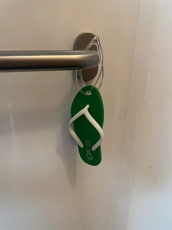 Tong décoration à accrocher au rétroviseur