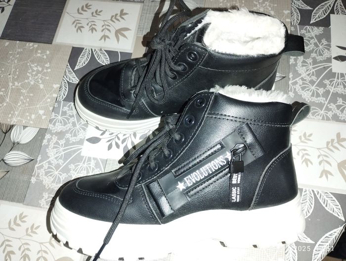 Basket noir et blanche a fourrure - photo numéro 2