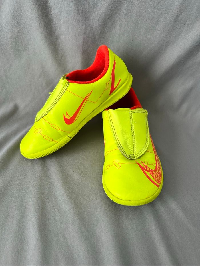 Basket Nike à scratch jaune et orange fluo enfant 28,5
