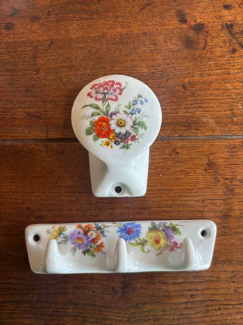 Vintage ensemble de deux patères fleuries en porcelaine champs élysées Paris