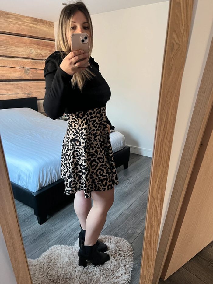 Robe léopard patineuse