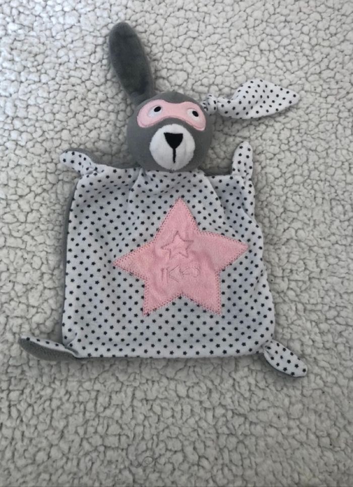 Doudou plat Lapin masqué gris blanc et rose étoiles IKKS