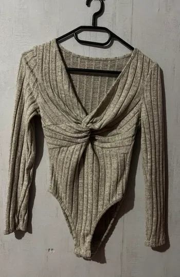 Jolie body torsadé