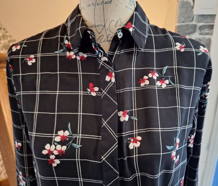 Chemise fluide noire imprimée de carreaux et de fleurs