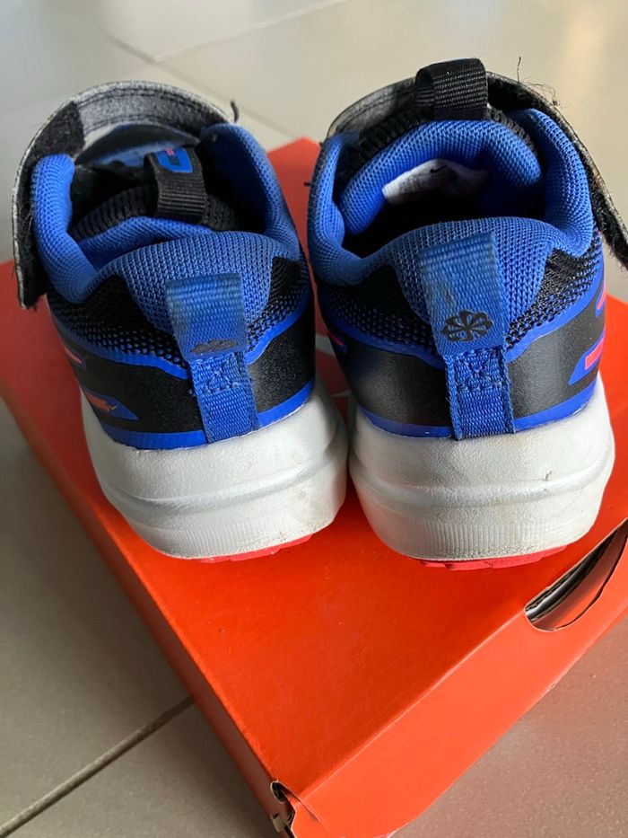 Basket Nike taille 30 noire bleu rouge - photo numéro 9