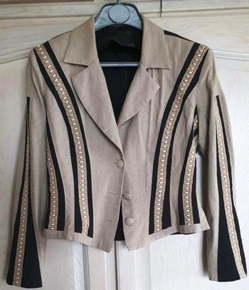 TRES BELLE VESTE BEIGE ET NOIRE - ROMEO POUR JULIETTE