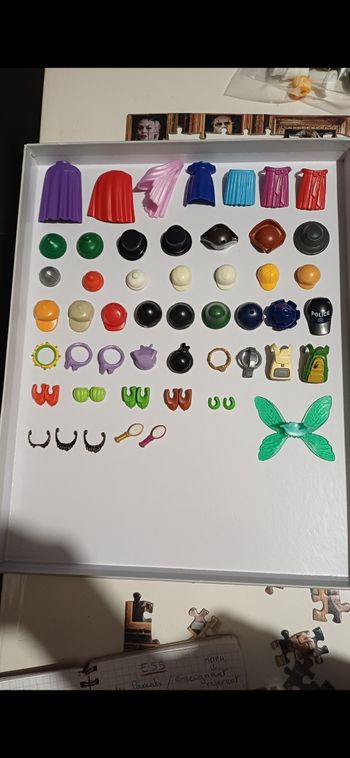 Lot de 50 accessoires chapeaux et autres playmobil