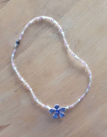Collier fille en perles de rocailles avec pendentif fleur