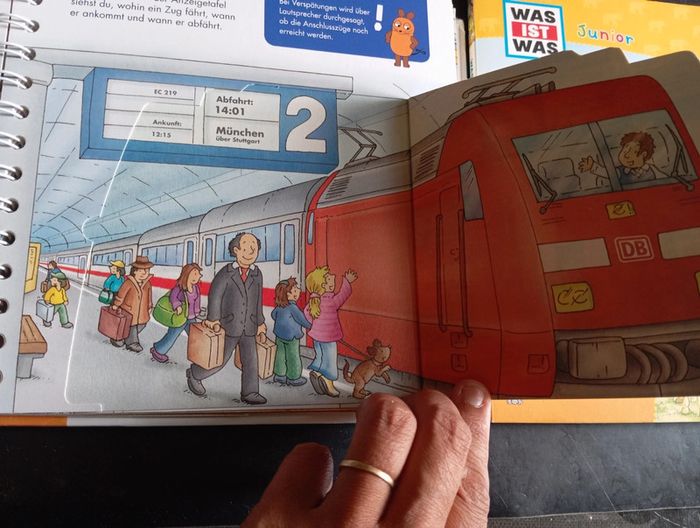 Lot 2 livres allemand Baby  mit vielen klappen Einsenbahn & im zoo - photo numéro 2