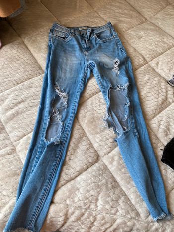 Jean très déchiré taille 34