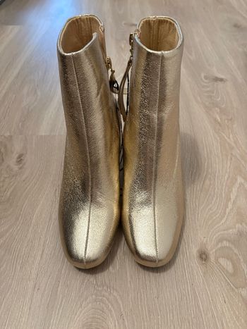 Bottines dorées à talons