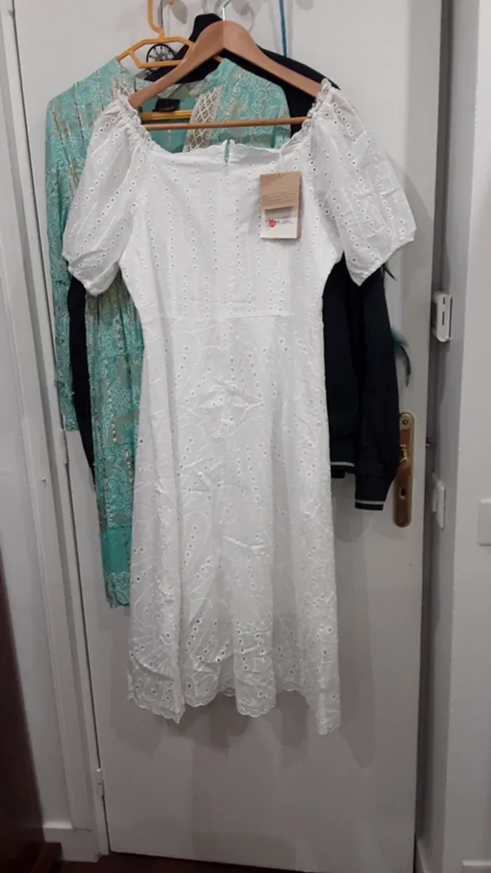 Superbe robe blanche avec broderies neuve avec étiquette - photo numéro 5