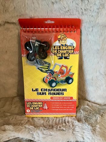 Livre avec maquette engin de chantier à construire avec roues (0124)