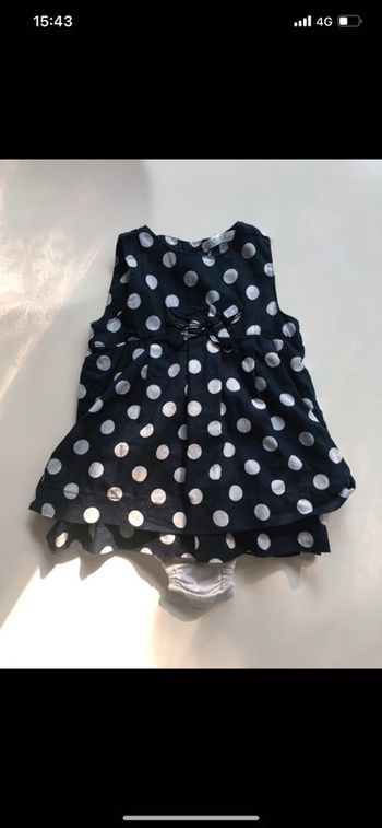 Robe à pois bleue et blanche