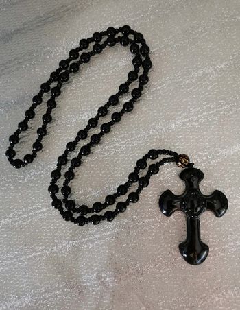 A38 Collier pendentif croix verre noir gothic
