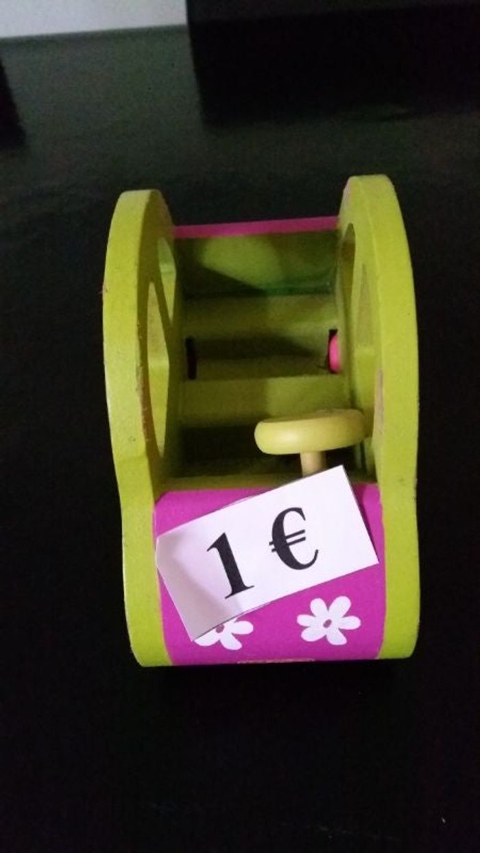 voiture en bois verte et rose