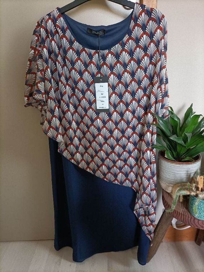 Robe bleu avec un voile coloré
