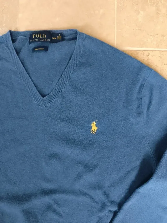 Pull col V bleu logo jaune Ralph Lauren M comme neuf - photo numéro 3