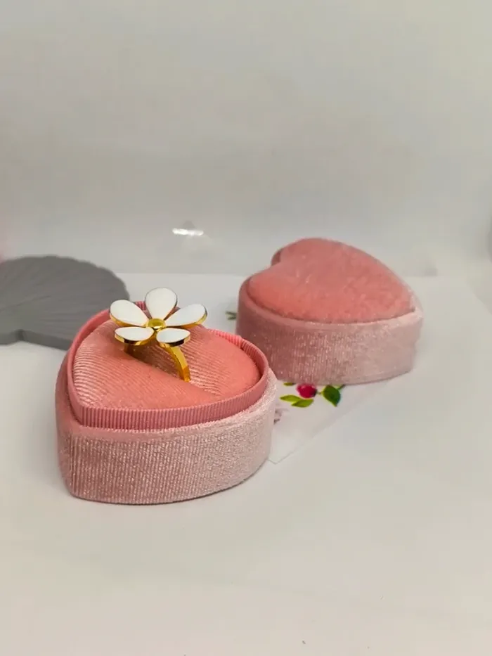 Bague dorée avec fleur blanche nacrée - photo numéro 7