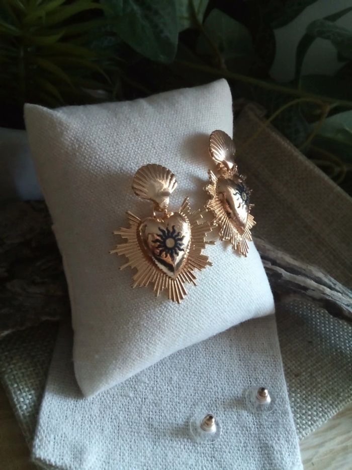 Boucles d'oreilles bohèmes cœurs soleils noirs - photo numéro 3