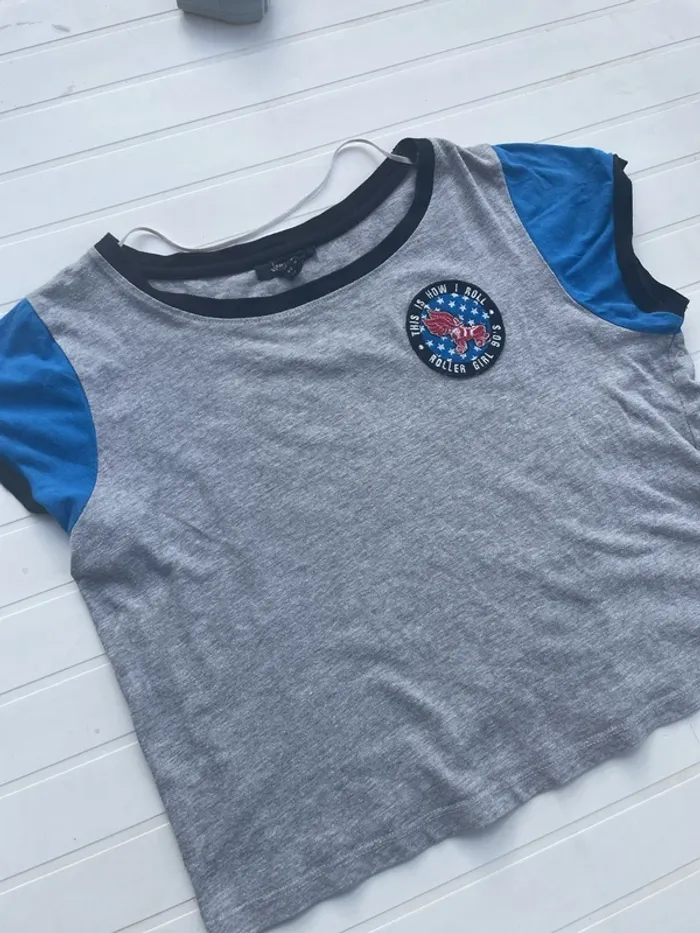 T-shirt Jennyfer gris/noir/bleu – Taille M 💙🖤