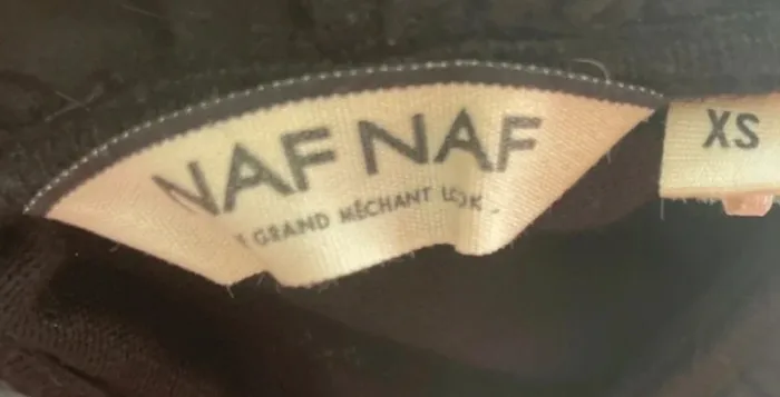Pull noir décolleté à volants original "Naf Naf" - photo numéro 2