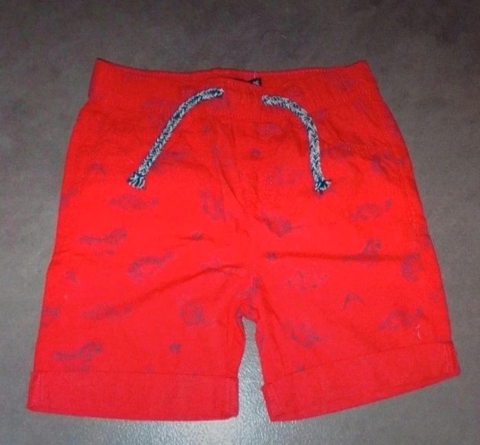 Lot 3 shorts, 1 tee-shirt 18 mois ,neuf/tbe - photo numéro 3