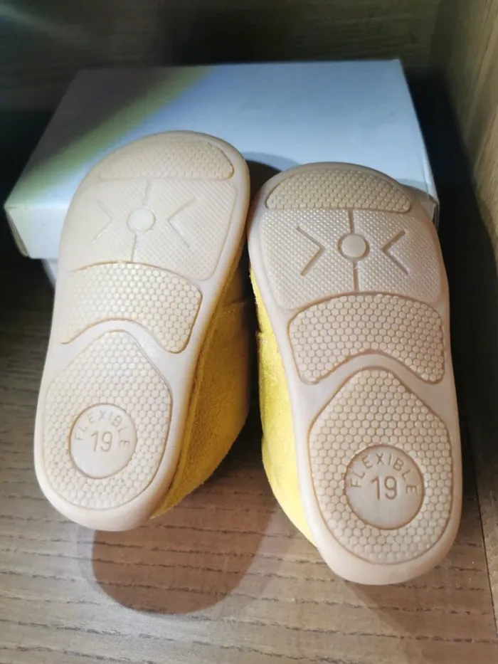 Chaussures bébé couleur moutarde. - photo numéro 4