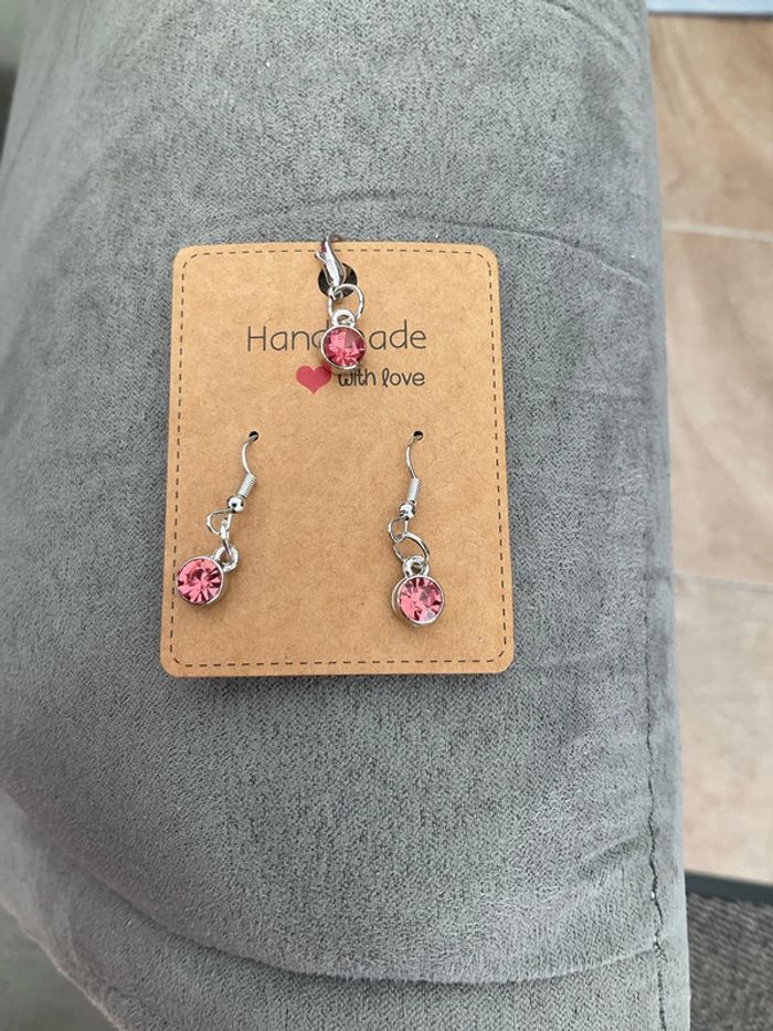 Boucles d’oreilles et breloque rose neuve - photo numéro 2