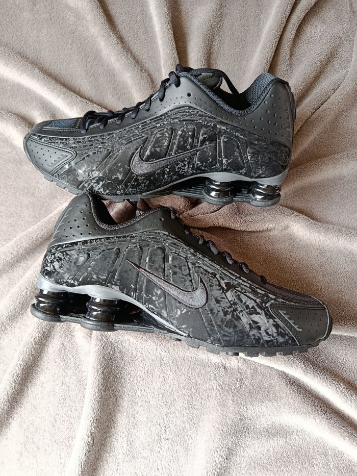 Nike shox r4 black floral