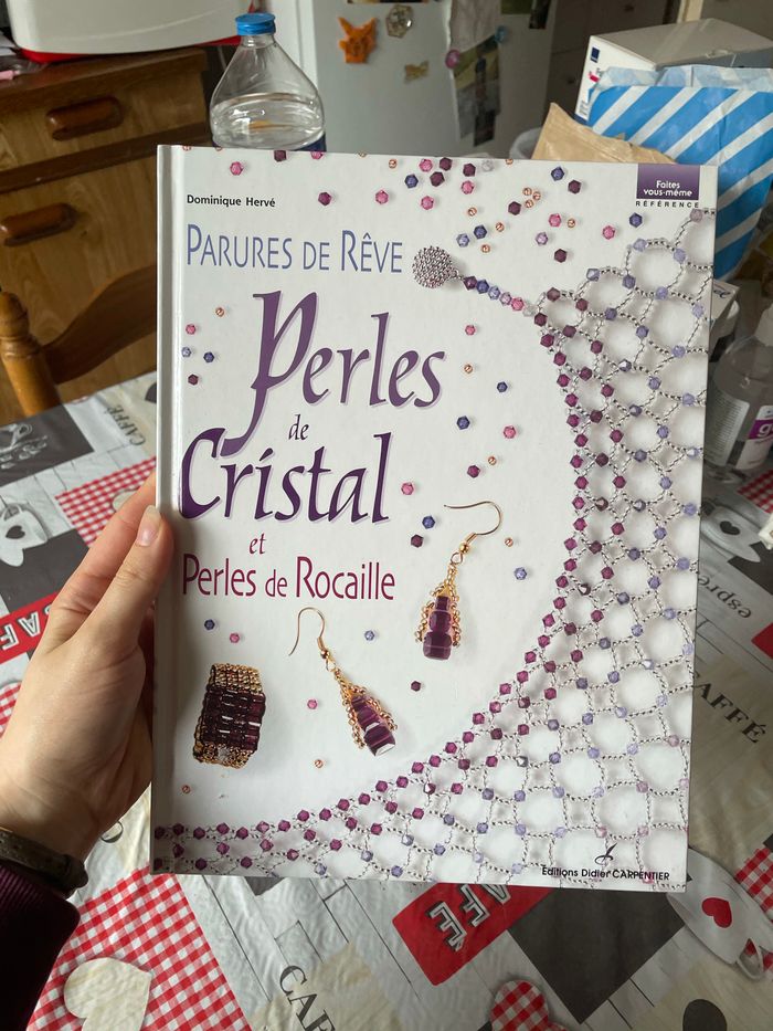 Livre parures de rêve perles de cristal et perles de rocaille.