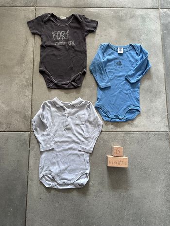 Lot de 3 bodys manches courtes et longues petit bateau taille 6 mois très bon état