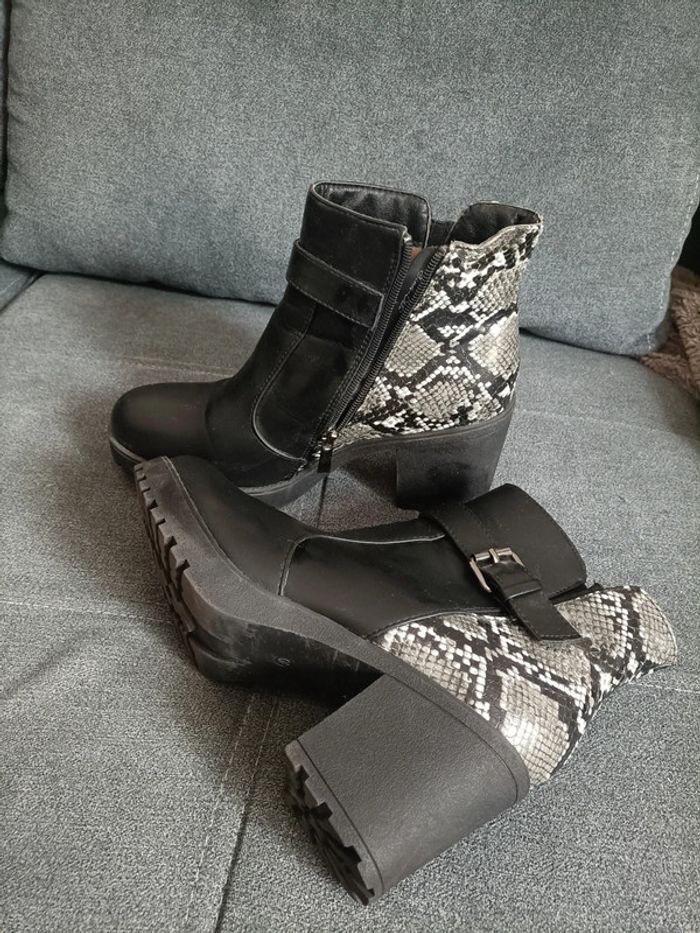 Bottines noires effet serpent