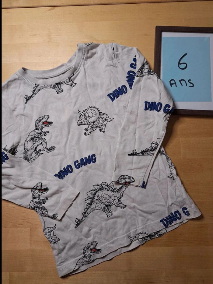 T-shirt manches longues pour garçon taille 6 ans Marque primark bon état