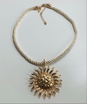 Collier vintage en corde avec pendentif soleil doré, cordon torsadé blanc