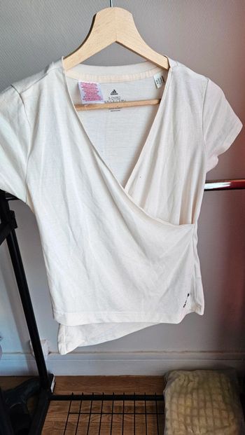 T-shirt cache coeur adidas